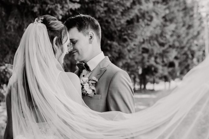 Brautpaarshooting Schleierfoto schwarz-weiß